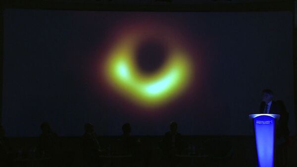 Увидели врата ада: первый снимок черной дыры - видео - Sputnik Латвия