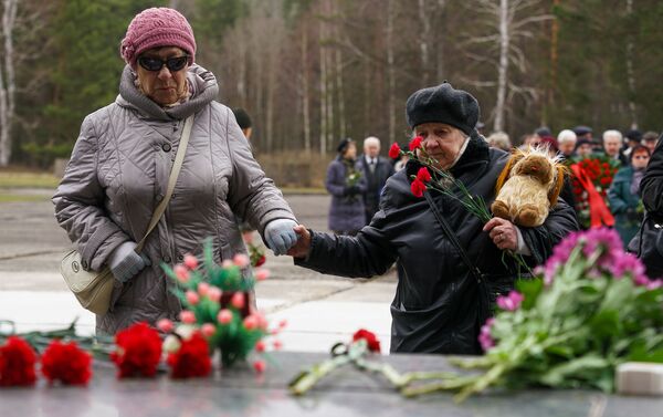 В Саласпилсе в День освобождения узников нацистских концлагерей, 11 апреля 2019 - Sputnik Латвия