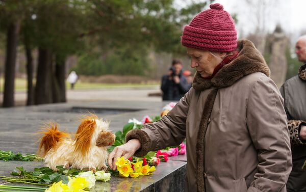 В Саласпилсе в День освобождения узников нацистских концлагерей, 11 апреля 2019 В Саласпилсе в День освобождения узников нацистских концлагерей, 11 апреля 2019 - Sputnik Латвия