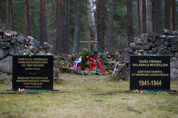 Светлая память мученикам Саласпилса: кладбище, забытое Латвией, но не Россией Светлая память мученикам Саласпилса: кладбище, забытое Латвией, но не Россией - Sputnik Латвия