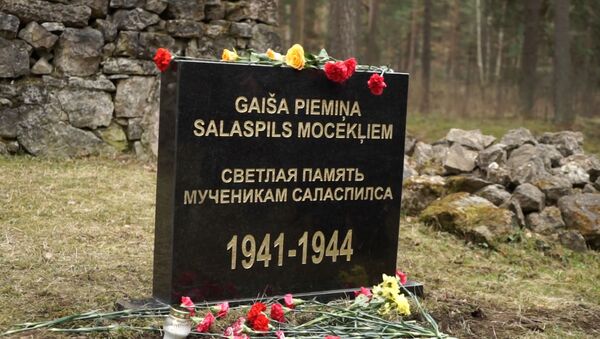 В Саласпилсе возложили цветы в память о погибших в концлагерях - Sputnik Латвия