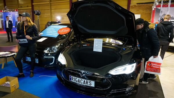 Международная выставка автоиндустрии Auto 2019. Компания по прокату автомобилей предлагает воспользоваться электромобилем Tesla - Sputnik Латвия