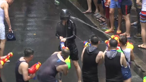 Водные бои на улицах Бангкока: Таиланд празднует Новый год - Sputnik Латвия