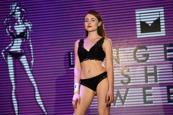 Участница конкурса Miss Lingerie (Почувствуй себя настоящей моделью) демонстрирует нижнее белье на Неделе нижнего белья, купальников и домашней одежды Lingerie Fashion Week - Sputnik Латвия