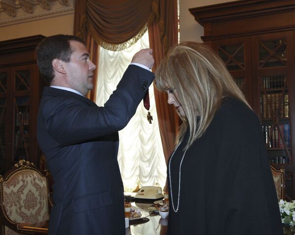 Президент России Дмитрий Медведев поздравил Аллу Пугачеву с днем рождения и вручил ей орден За заслуги перед Отечеством III степени - Sputnik Латвия