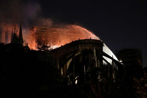 Тушение пожара в соборе Парижской Богоматери - Sputnik Латвия