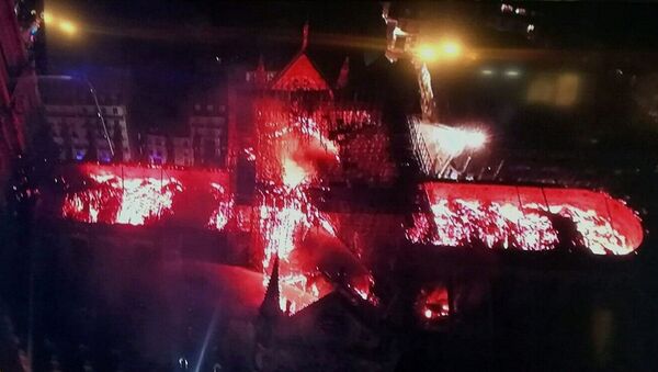 Пожар в соборе Парижской Богоматери, вид сверху  - Sputnik Latvija