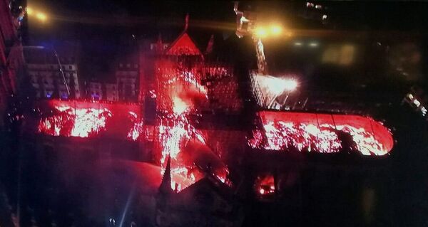 Пожар в соборе Парижской Богоматери, вид сверху  - Sputnik Латвия