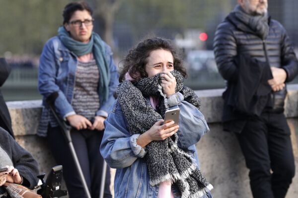 Девушка плачет при виде пожара в соборе Парижской Богоматери - Sputnik Латвия