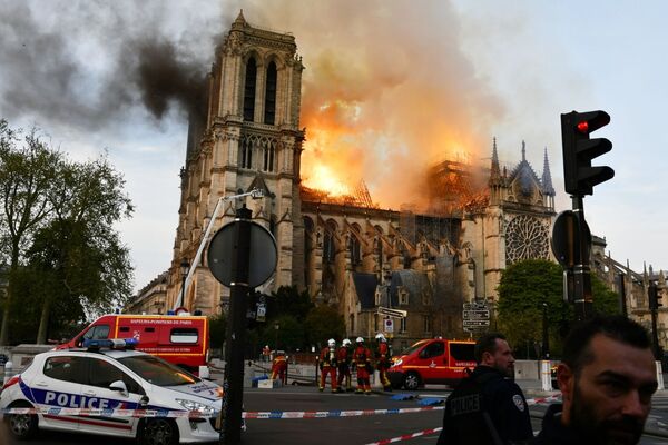 Пожар в соборе Парижской Богоматери - Sputnik Латвия