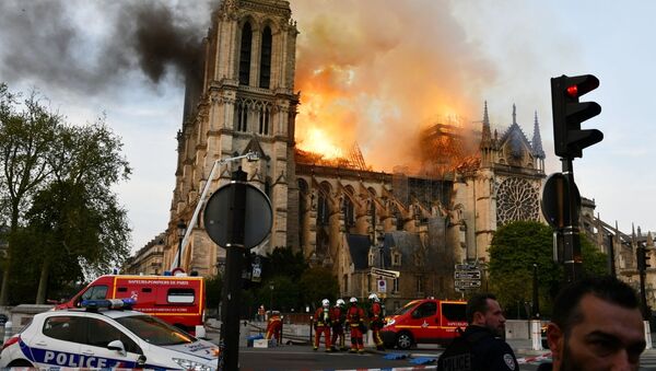 Пожар в соборе Парижской Богоматери - Sputnik Latvija