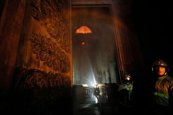 Тушение пожара в соборе Парижской Богоматери - Sputnik Латвия