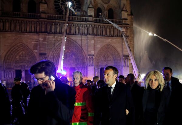 Президент Франции Эммануэль Макрон с женой на месте пожара в соборе Парижской Богоматери - Sputnik Латвия