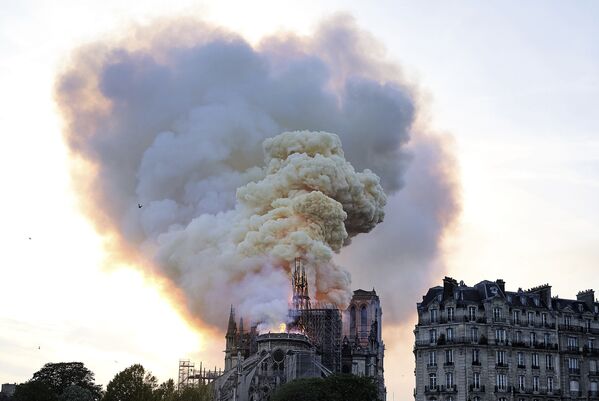 Дым от пожара над собором Парижской Богоматери - Sputnik Латвия