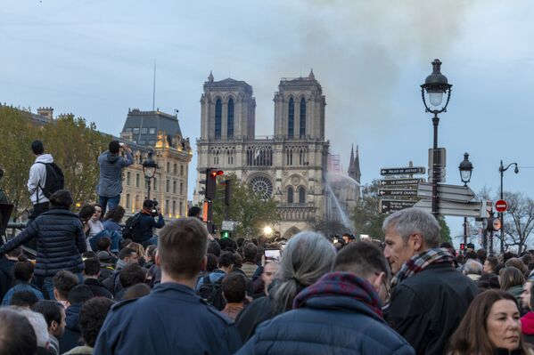Люди неподалеку от собора Парижской Богоматери, где случился пожар - Sputnik Латвия
