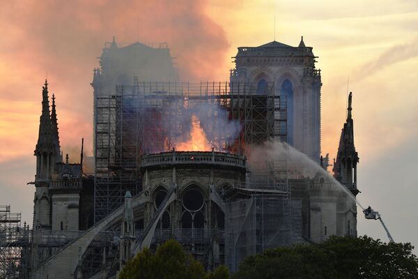 Пожарные тушат пожар в соборе Парижской Богоматери - Sputnik Латвия
