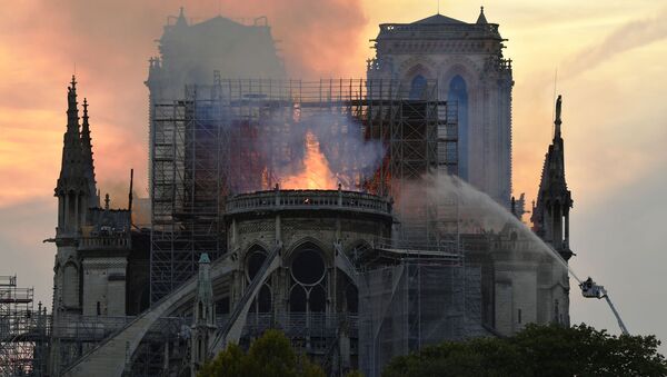 Пожарные тушат пожар в соборе Парижской Богоматери - Sputnik Latvija