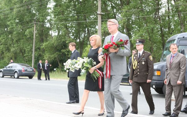 Валдис Затлерс с супругой Лилитой возлагают цветы к памятнику ликвидаторам во время визита в Чернобыль. 25 июня 2008 года - Sputnik Латвия