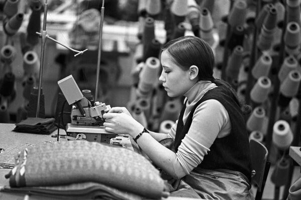 Работница швейного цеха Огрского трикотажного комбината в Латвийской ССР - Sputnik Латвия