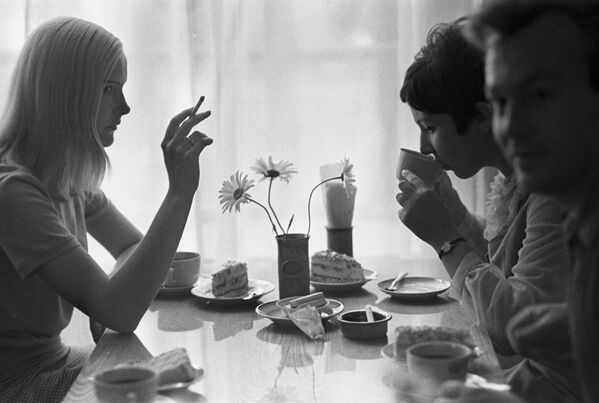 Девушки со спутником в рижском кафе, 1968 год - Sputnik Латвия