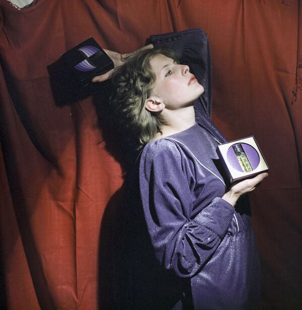 Девушка рекламирует духи Kanons рижской парфюмерно-косметической фабрики Дзинтарс, 1987 год - Sputnik Латвия