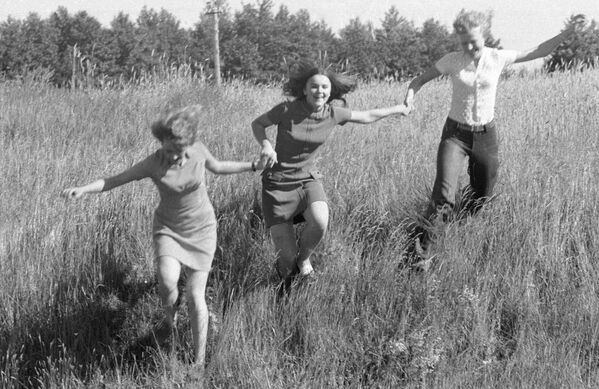 Девушки бегут по полю. Латвийская ССР, 1983 год - Sputnik Латвия
