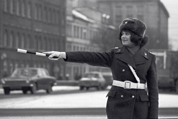 Девушка - инспектор дорожного движения регулирует жезлом движение транспорта в Риге, 1978 год - Sputnik Латвия