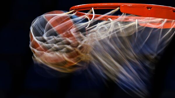 Баскетбольный мяч в корзине, иллюстративное фото - Sputnik Латвия