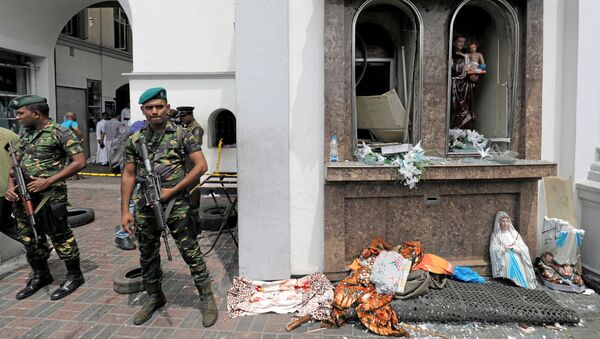 Военные неподалеку от места взрыва в церкви в Коломбо, Шри-Ланка. 21 апреля 2019 - Sputnik Latvija