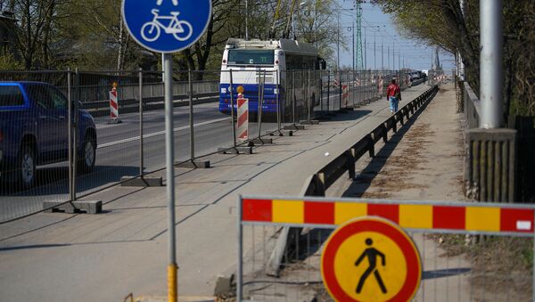 Ремонтные работы на аварийном мосту на улице Деглава в Риге - Sputnik Латвия