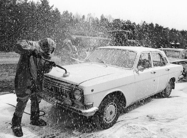 Дезактивация автомобиля, выезжающего из зоны чернобыльской катастрофы - Sputnik Латвия