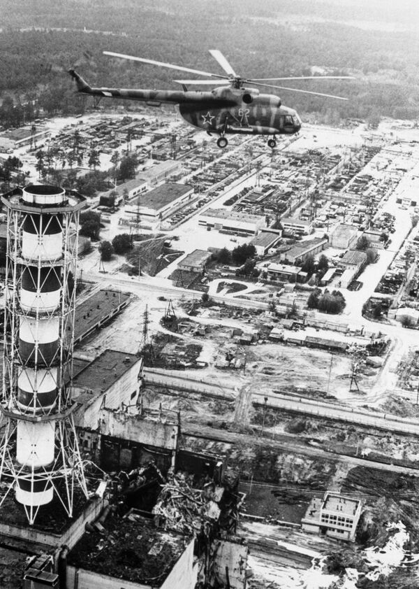 Вертолет производит радиологические измерения над зданием Чернобыльской АЭС после катастрофы - Sputnik Латвия