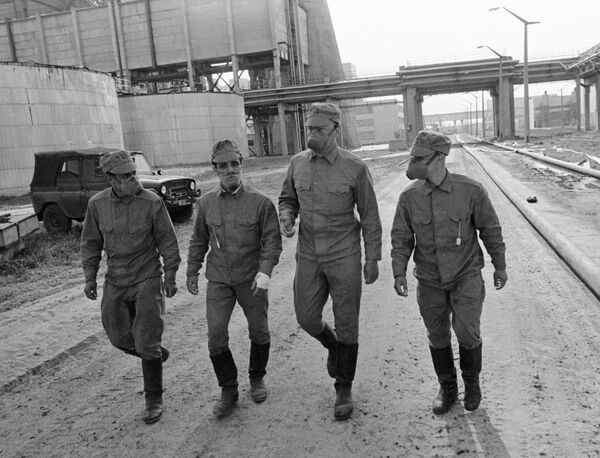 Члены подразделения, занимающегося дезактивацией территории Чернобыльской атомной электростанции, направляются на объект - Sputnik Латвия
