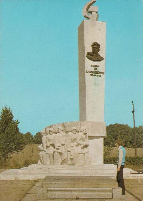 Памятник Черняховскому. Демонтирован - Sputnik Латвия