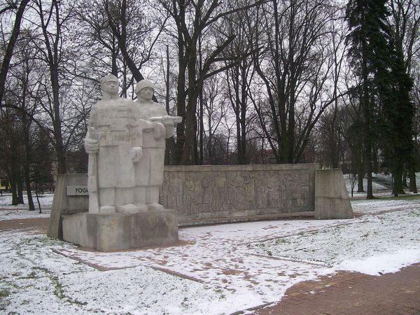 Памятник Уничтожившим гитлеризм в городе Велюнь, Польша - Sputnik Латвия