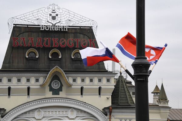 Флаги России и КНДР на железнодорожном вокзале Владивостока, куда прибыл поезд председателя госсовета КНДР Ким Чен Ына - Sputnik Латвия