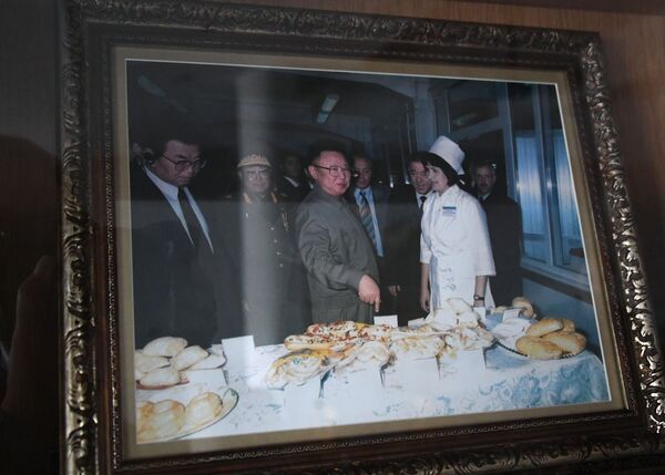 Экспозиция, посвященная визиту Ким Чен Ира, в музее компании Владхлеб во Владивостоке - Sputnik Латвия