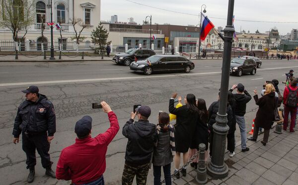 Кортеж лидера КНДР Ким Чен Ына на улице Владивостока - Sputnik Латвия