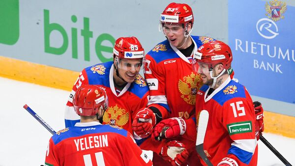 Сборная России по хоккею радуется победе над командой Латвии в Риге 24 апреля 2019 года - Sputnik Латвия