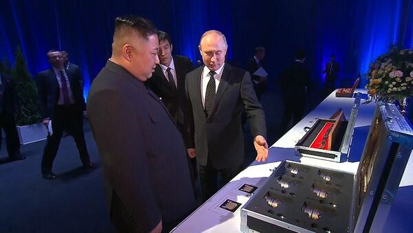 Путин и Ким Чен Ын обменялись оружием на память - видео - Sputnik Латвия