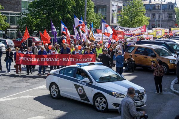 Поехали! В Риге стартовал марш в защиту русских школ Поехали! В Риге стартовал марш в защиту русских школ - Sputnik Латвия