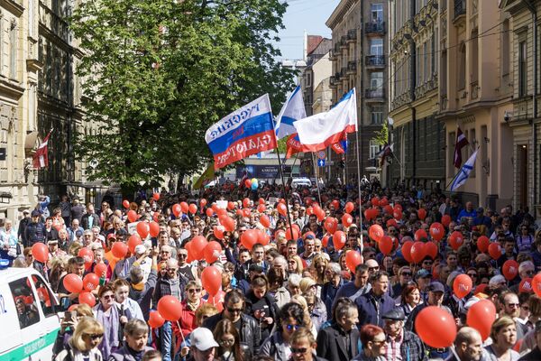 Не подпустим к памятникам: пламенные речи и неожиданное задержание на марше в Риге Не подпустим к памятникам: пламенные речи и неожиданное задержание на марше в Риге - Sputnik Латвия