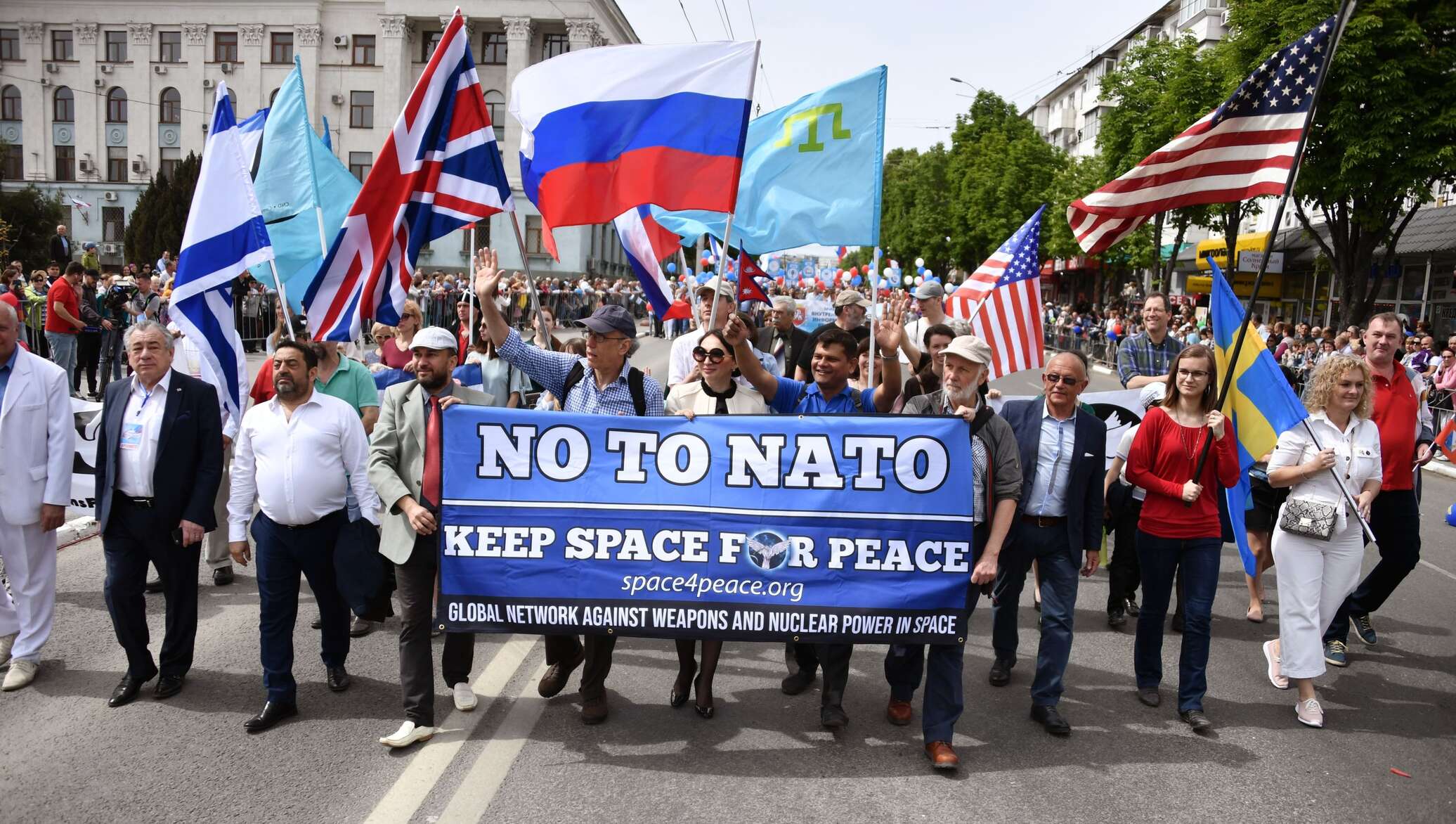 Пятой статьей нато. НАТО В Крыму 2014. НАТО В Крыму. Крым против НАТО. НАТО В Крыму 2006.