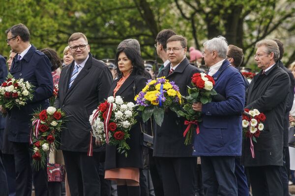 Министр финансов Янис Рейрс, министр регионального развития Юрис Пуце, министр благосостояния Рамона Петровича, лидер списка Нового Единства на выборах Европарламента Валдис Домбровскис, Карлис Шадурскис на праздновании годовщины восстановления независимости Латвийской Республики в Риге Министр финансов Янис Рейрс, министр регионального развития Юрис Пуце, министр благосостояния Рамона Петровича, лидер списка Нового Единства на выборах Европарламента Валдис Домбровскис, Карлис Шадурскис на праздновании годовщины восстановления независимости Латвийской Республики в Риге - Sputnik Латвия