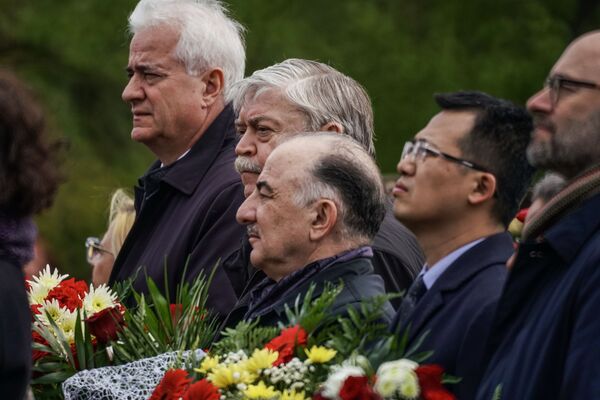 В церемонии возложения цветов у памятника Свободы принял участие посол России в Латвии Евгений Лукьянов В церемонии возложения цветов у памятника Свободы принял участие посол России в Латвии Евгений Лукьянов - Sputnik Латвия