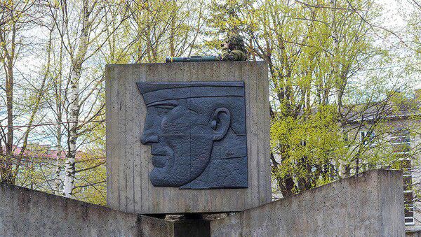 Человек в военной форме на памятнике павшим в Великую Отечественную войну в городе Силламяэ - Sputnik Латвия