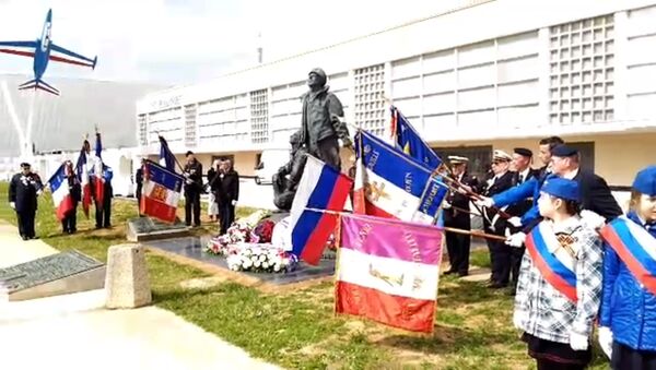 Церемония у памятника эскадрилье Нормандия-Неман - видео - Sputnik Латвия