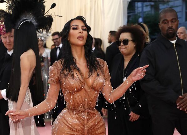 Звезда реалити-шоу Ким Кардашьян с мужем на Met Gala - 2019 в Нью-Йорке Звезда реалити-шоу Ким Кардашьян с мужем на Met Gala - 2019 в Нью-Йорке - Sputnik Латвия