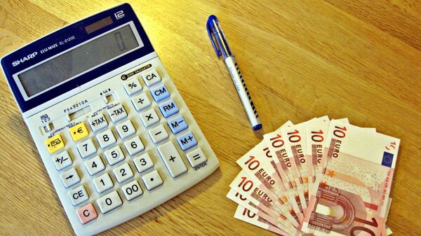 Kalkulātors un eiro naudas zīmes. Foto no arhīva - Sputnik Latvija