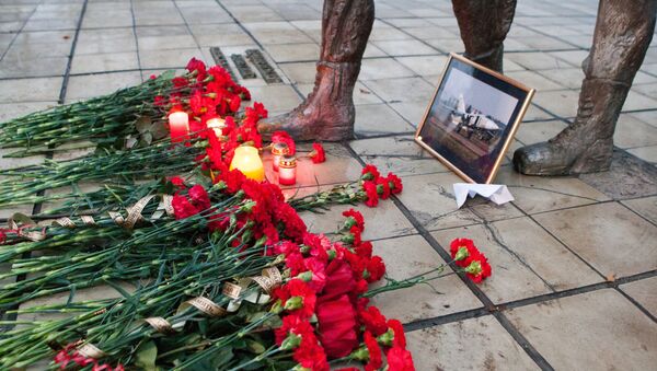 Жители Липецка несут цветы к памятнику авиаторам в центре города - Sputnik Латвия